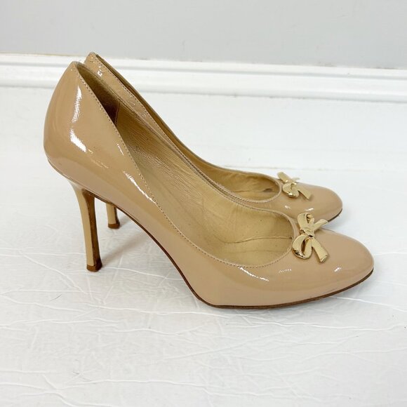 Kate Spade Catia Pumps with Gold Bow Size 7.5 Beige Patent Leather Women's - Picture 1 of 7